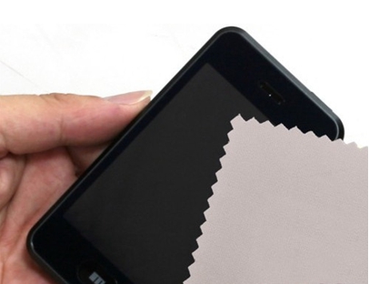 手机粘贴保护膜清洁屏幕表面